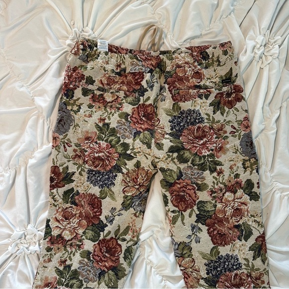 PacSun Floral Capris with Drawstring - Picture 2 of 8